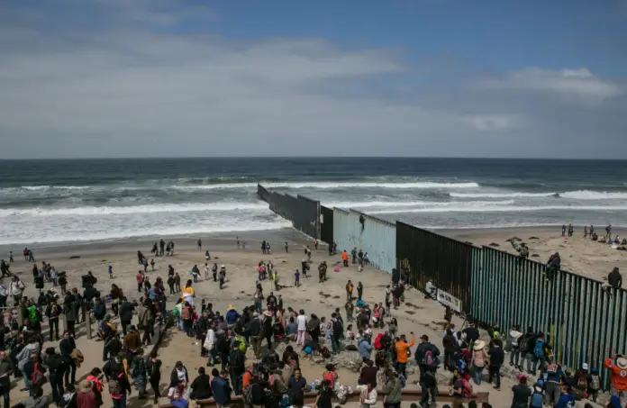 Rząd USA rozpoczyna walkę z przemytnikami pomagającymi migrantom przedostać się na granicę amerykańsko-meksykańską