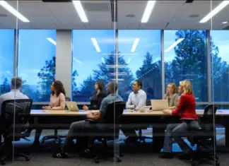 Jaka jest różnica między CEO, COO i CFO?